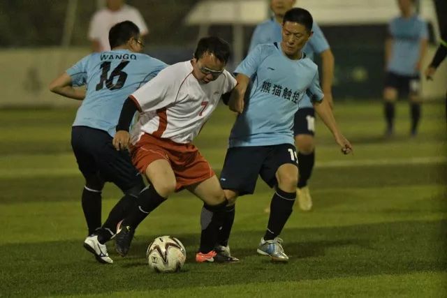 巴萨球员将身穿125周年特别版球衣出战